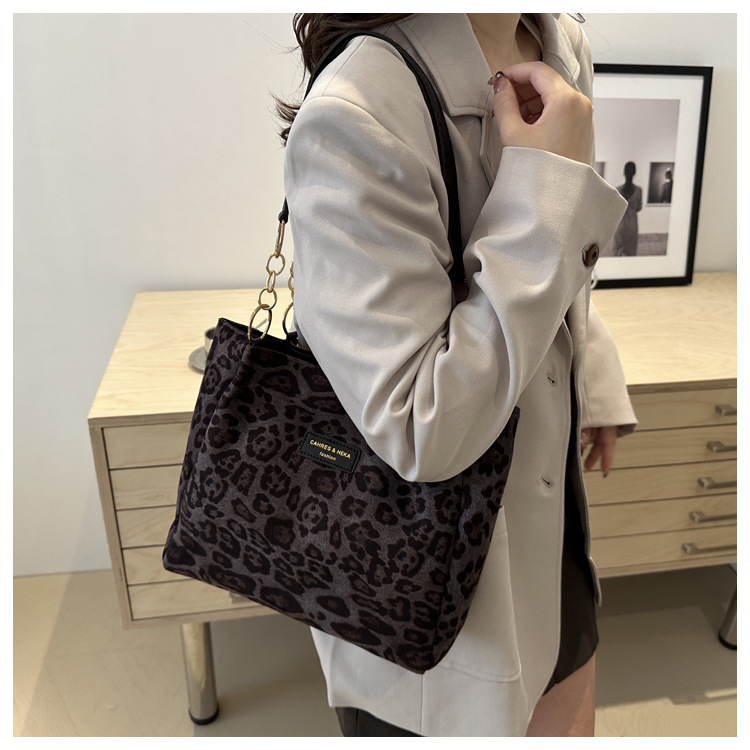 A new velvet leopard print single-shoulder bag and hand-held tote bag for women's casual commuting in autumn and winter 2024 undefined