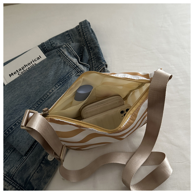 2025 Korean-style laid-back crossbody bag new versatile commuting dumpling bag, large-capacity commuting single-shoulder bag for women undefined