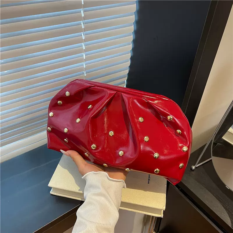 复古褶皱铆钉零钱包包女2025新款早秋时尚云朵包潮流通勤手拿包