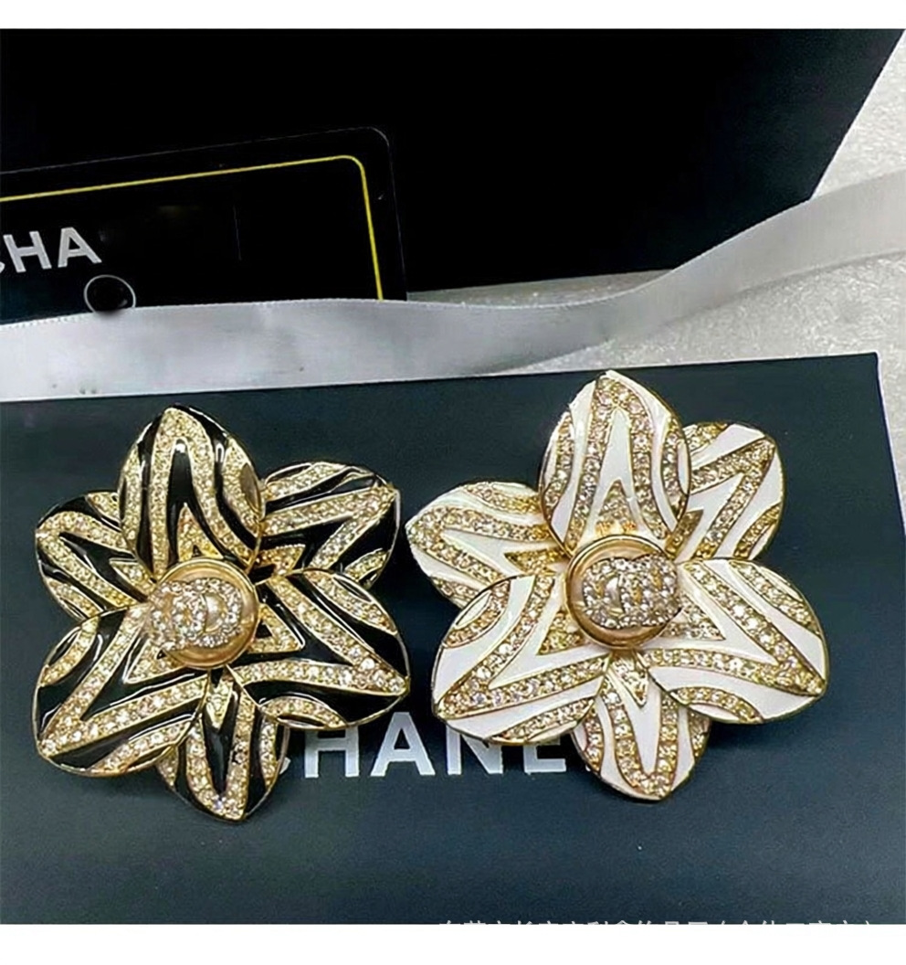 Cross-border Chanel-style brooch with a high-end, light-luxury feel, black and white enamel, rhinestones, three-dimensional petal flower brooch, wholesale from manufacturer