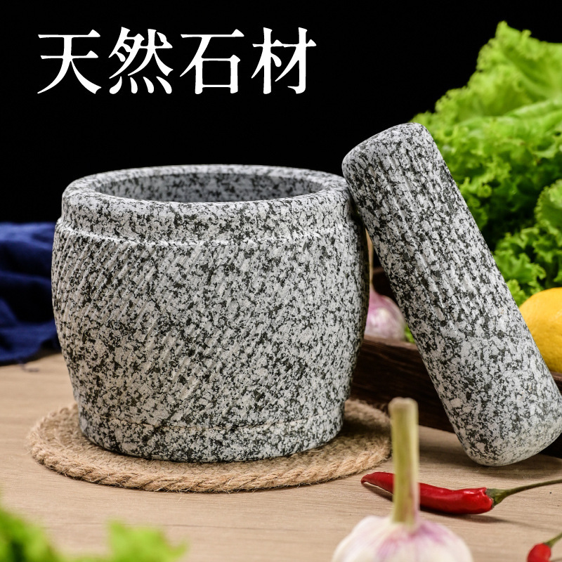 天然の手でニンニクをつぶします。石臼で薬をつぶします。|undefined