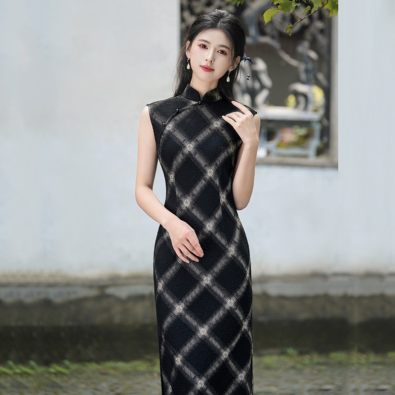 Black colored long retro summer cheongsam sleevless