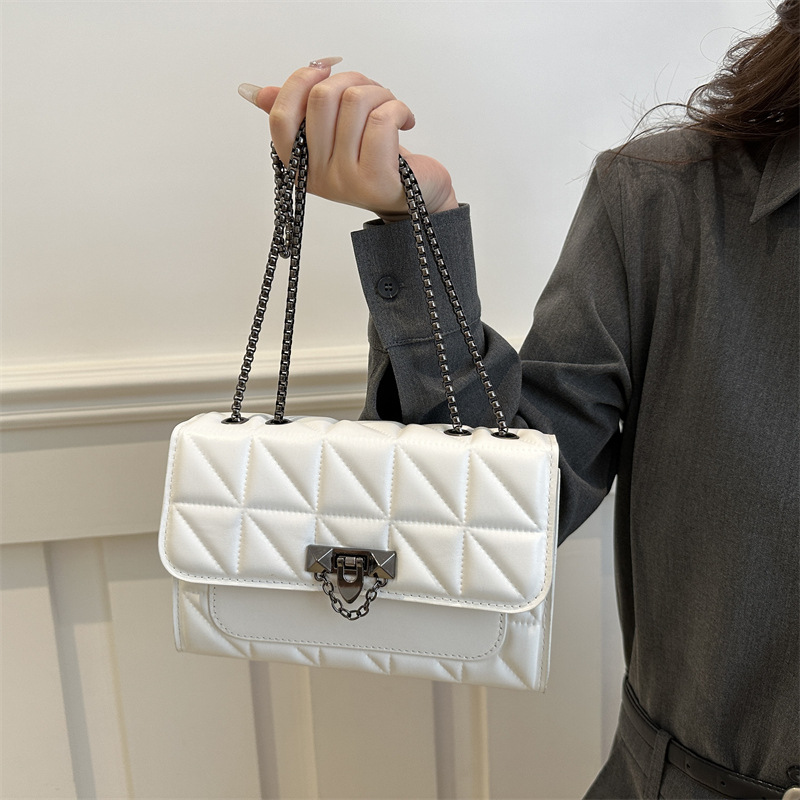 Popular bolso bordado de color sólido nuevo estilo de moda transfronteriza retro cadena mochila simple bolsa de hombro de mujer