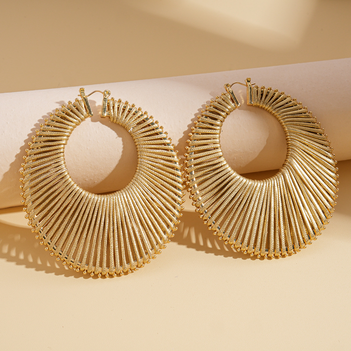 Europa y los Estados Unidos transfronterizos otoño y invierno trenzado hueco geometría broches redondos bohemios personalidad nicho de alta sensación pendientes para mujeres
