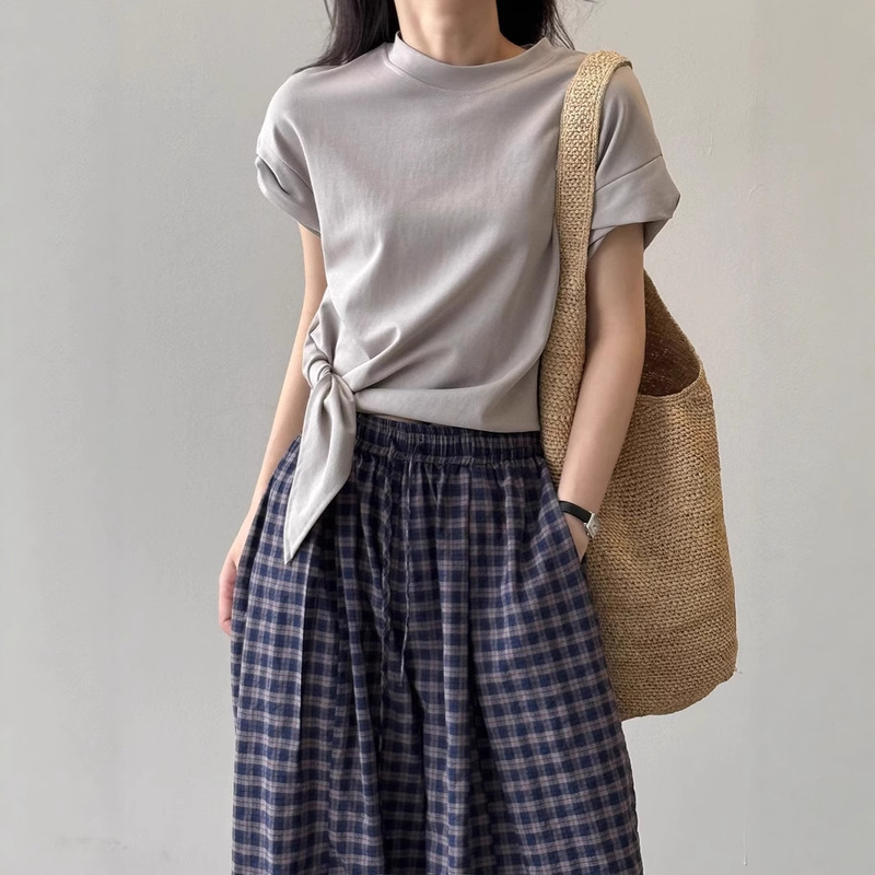 夏の新しいニッチデザインの女性用ストラップウエストラウンドネック半袖Tシャツ、スリムでエレガント、肉感をカバーし、年齢を軽減するトップス|undefined