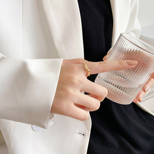 Minimalist irregular fluid line titanium steel ring for women, advanced photosensitive surface plated with 18K gold, long-lasting color retention and adjustable