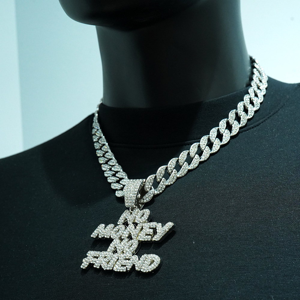 Collar con colgante de letras de hip-hop europeo y americano con diamantes completos, diseño de 'no money no friend', accesorio de motero deslumbrante y moderno.