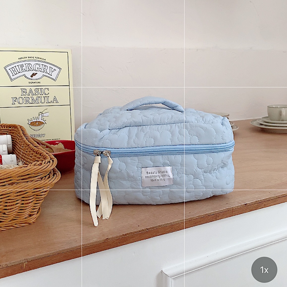 The 2631 Japanese-style fresh color-blocking flower hand-held makeup bag has a large capacity and can be carried hand in hand with a storage bag and a student pen case undefined