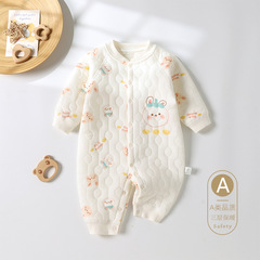 赤ちゃんのワンピース秋の冬に綿を挟んだ新生児服の赤ちゃんは保温して冬の空気綿の赤ちゃんに服を着ます。