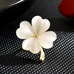 New Cat's Eye Stone Clover high-end brooch female anti-exposure buckle niche cute Japanese pin accessories wholesale