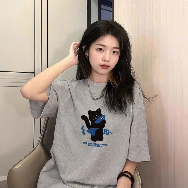 밝은 회색(물고기를 먹고 있는 서 있는 고양이)