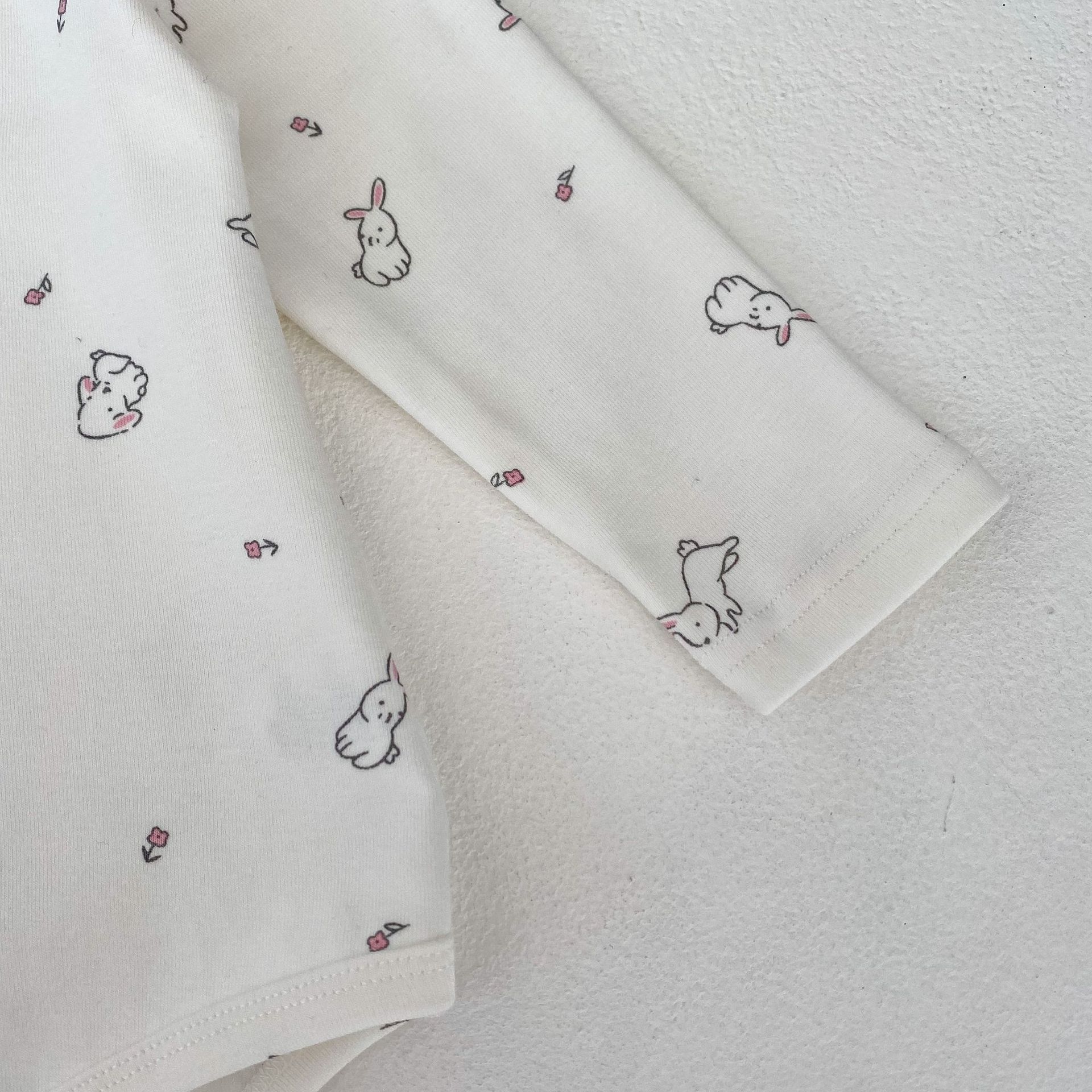 2024 Frühling 0-3 Jahre alte weibliche Baby gedruckt kleine fliegende lange Ärmel Ha Taschen Hintern Overall Crawler Kleidung_voghion.com