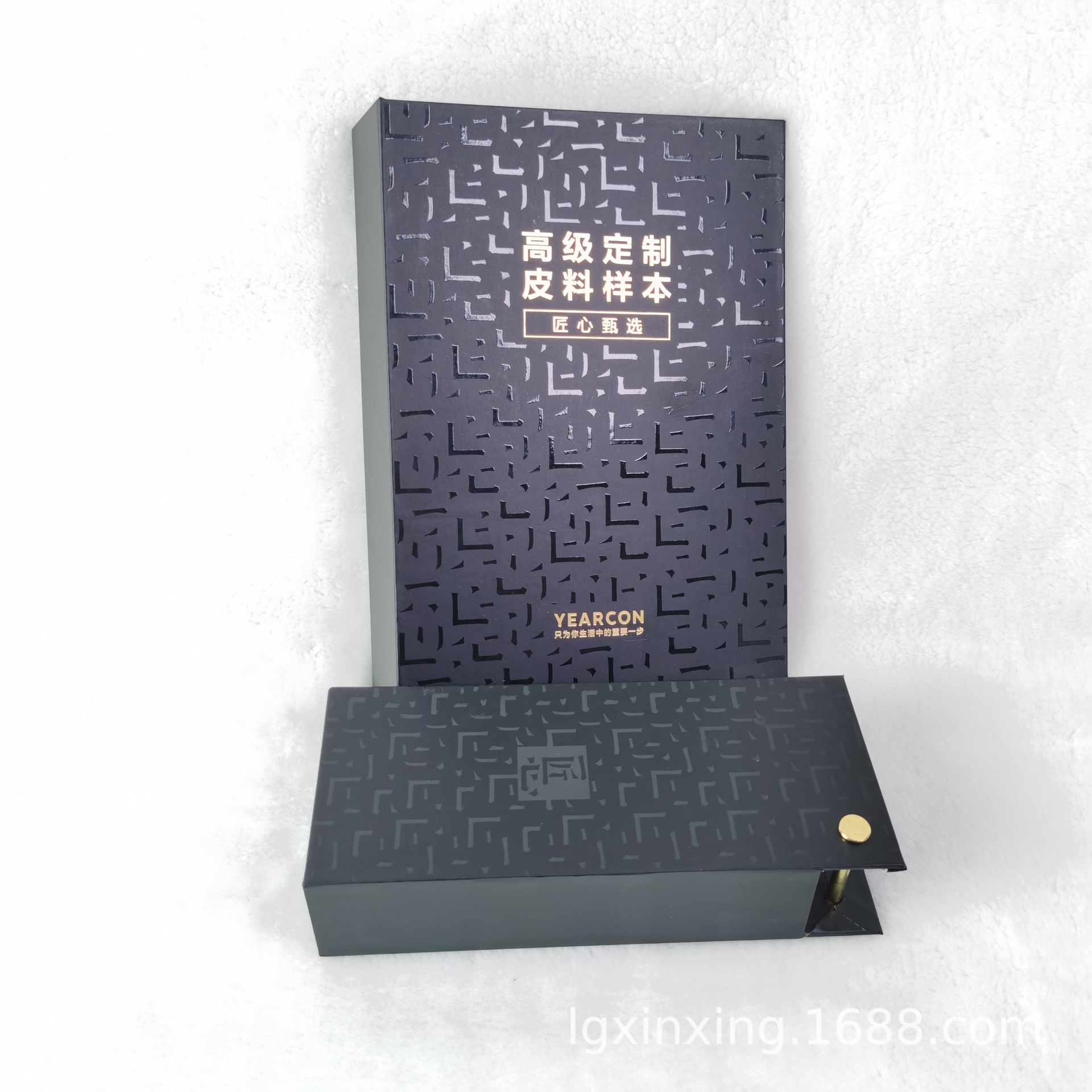 高级定制皮料样本包装盒 满版丝印UV暗纹烫亚金礼品盒定制