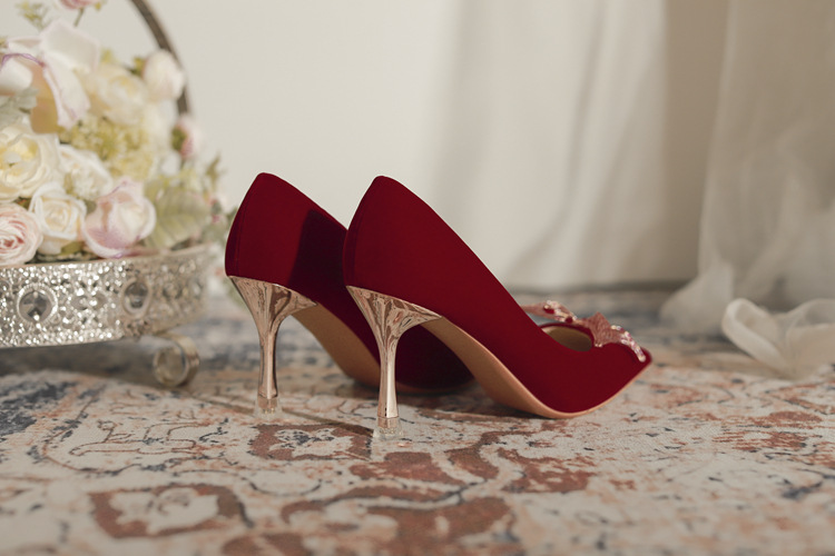 Hochzeitsschuhe Xiuhe Hochzeitskleid Zwei trägt Brautschuhe Frühling und Sommer Blume dünne Absätze rote spitze High Heels weiblich_voghion.com