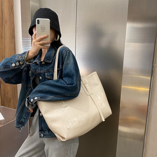 Tot Bags Large Capacity Women's Single Shoulder Bag Commute High-End Style Crossbody Bag Design Sense Unconventional Matchable Retro Handbag