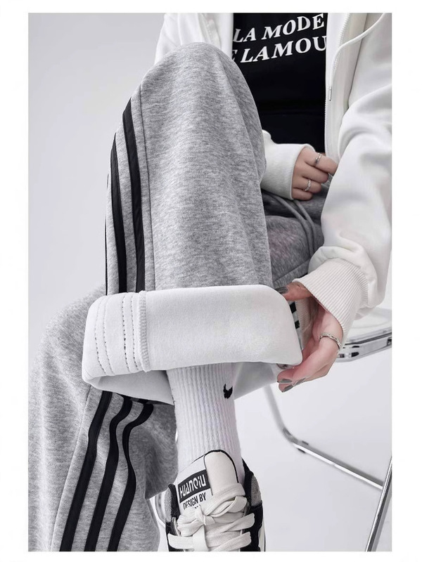 Light Gray Three-Stripe Women's Sweatpants for Spring, Autumn, and Winter, High-Waisted, Wide-Leg, Straight, Petite, Casual American-Style Fleece-Lined Joggers Light Gray Three-Stripe Women's Sweatpants for Spring, Autumn, and Winter, High-Waisted, Wide-Leg, Straight, Petite, Casual American-Style Fleece-Lined Joggers