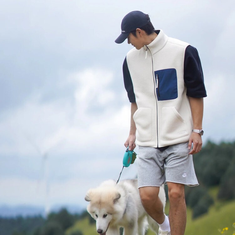 New mountain-style outdoor camping vest for couples, lightweight, suitable for commuting, with contrasting colors, versatile, fleece-lined, warm, with a stand-up collar and thickened design