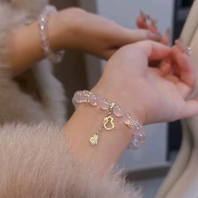 The same style of pink crystal bracelet on Xiaohongshu for women, with a unique and high-end feel. The white crystal bracelet is elegant and stylish. It's a pink crystal bracelet for women, 376 undefined
