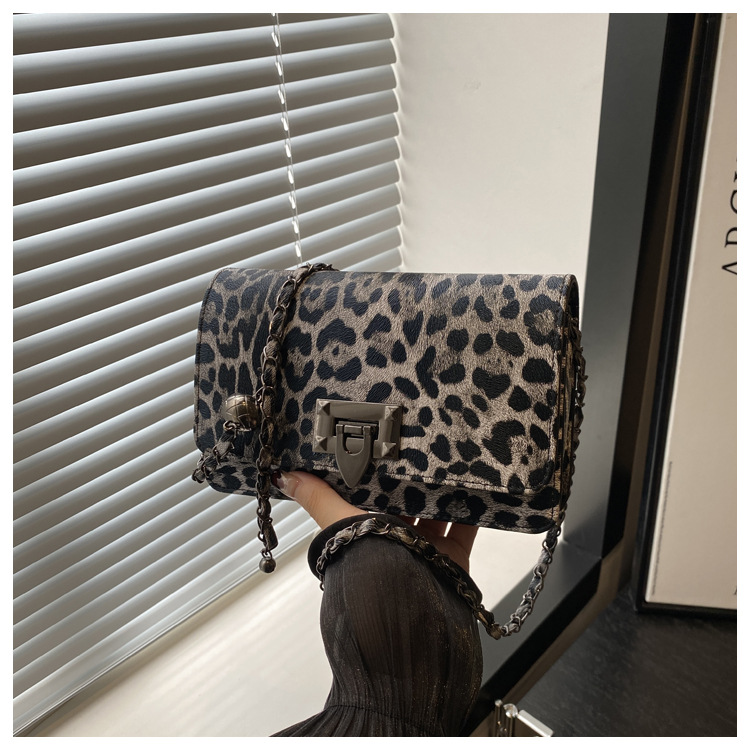 Cross-border women's bag 2024 New leopard print underarm bag, Korean style fashionable and trendy chain single-shoulder bag, riveted crossbody bag undefined