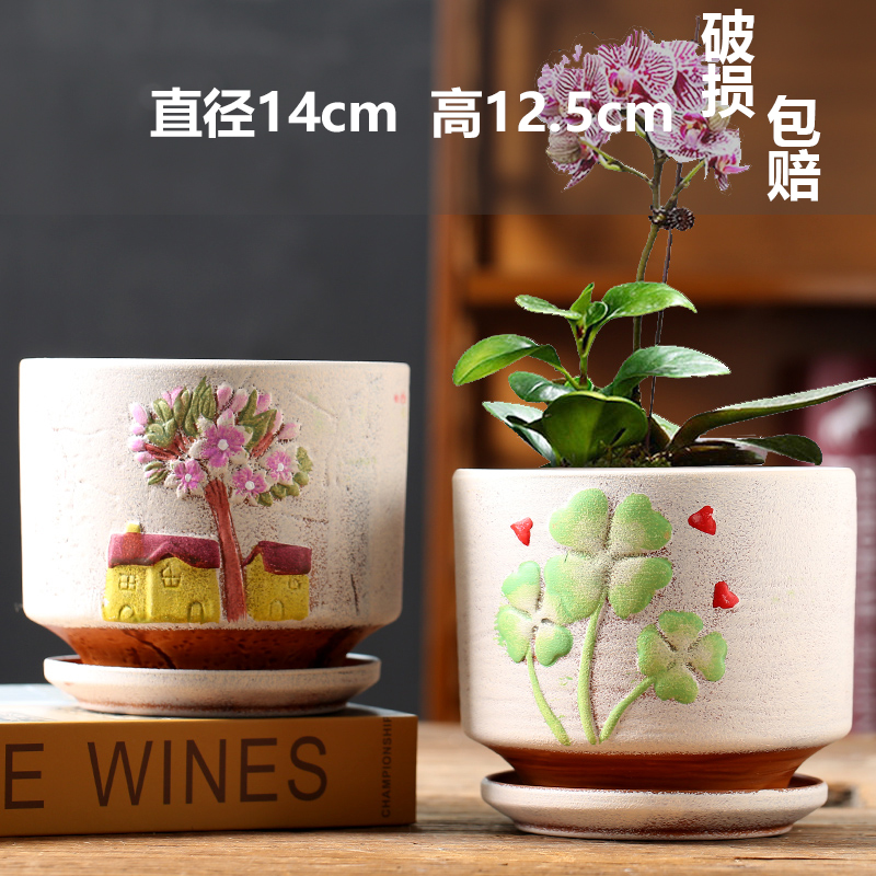 트레이가 있는 두 개의 손으로 칠한 Qingqing 오두막