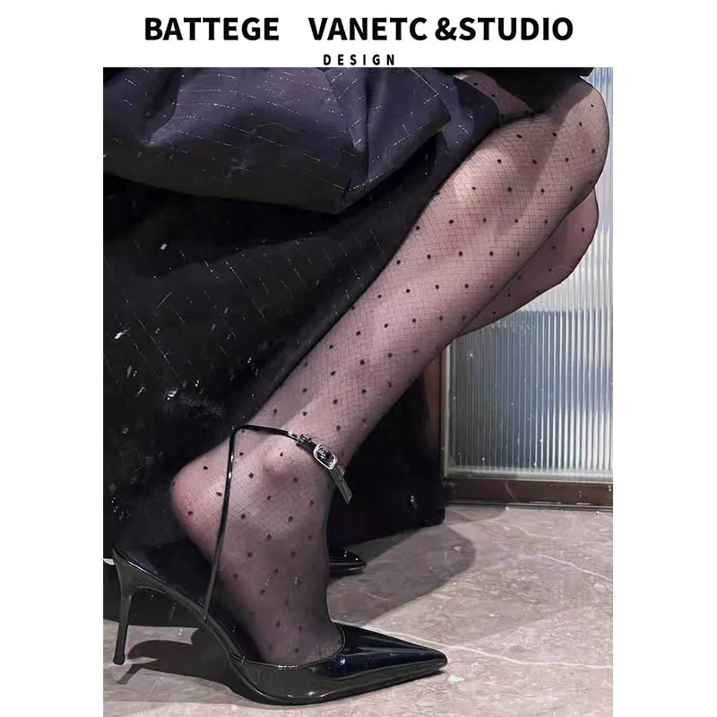 Черные сандалии Баотоу женские летние 2025 новые кожаные сексуальные постельные каблуки