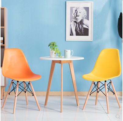 Negociación nórdica, recepción, combinación de mesas y sillas, balcón doméstico simple, mesa redonda pequeña de madera maciza, silla de tienda de té con leche de café