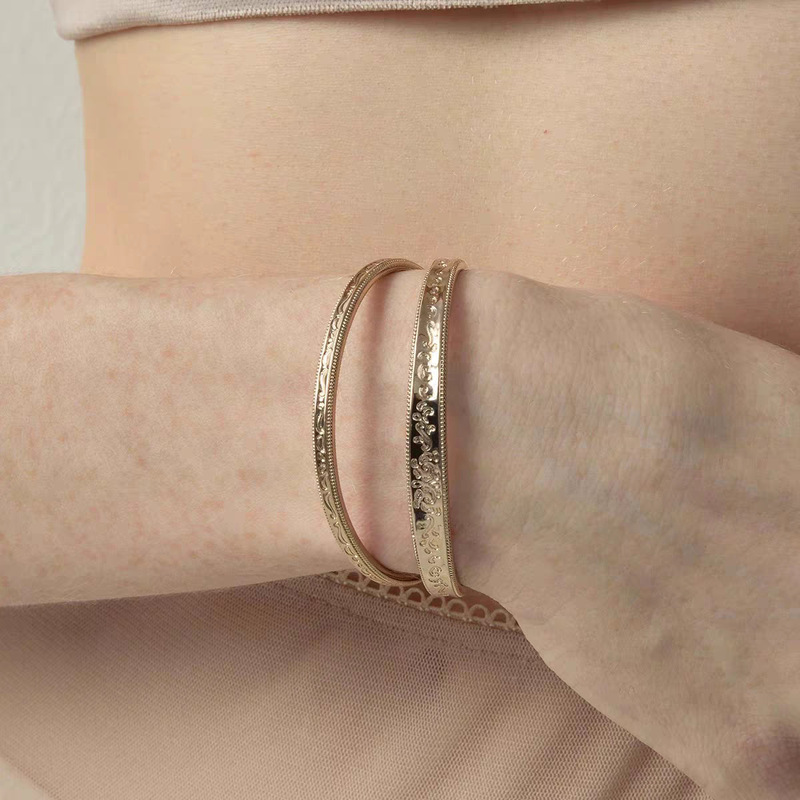 Hengzi Home Accessories Iris Flower Engraved Bracelet Titanium Gold Coffee Gold Exquisite Vintage Bracelet Light Luxury Design Niche Style