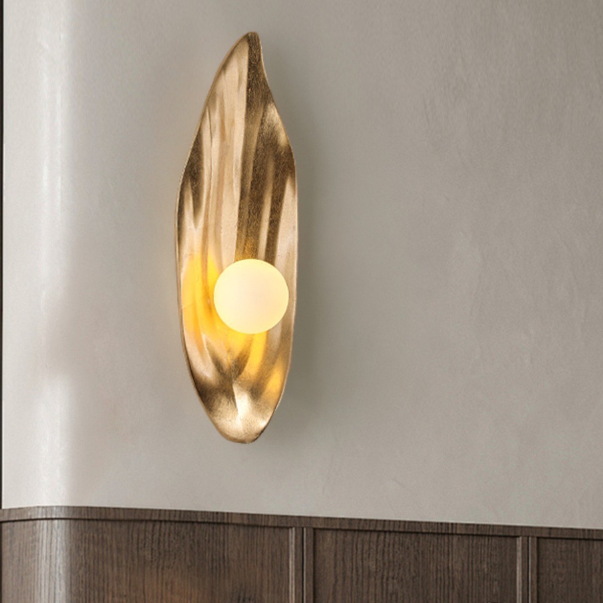 Diseño de luz decorativa, diseñador de estudio, pared de fondo de wabiya creativa, decoración japonesa simple, lámpara de pared de fondo de dormitorio de lámina de oro