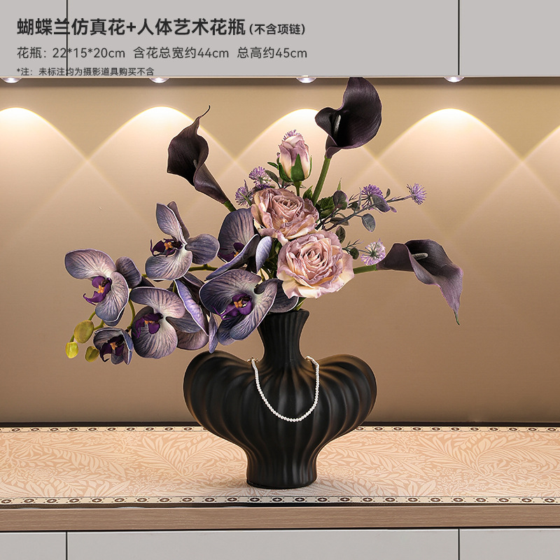 El jarrón de Phalaenopsis contiene flores