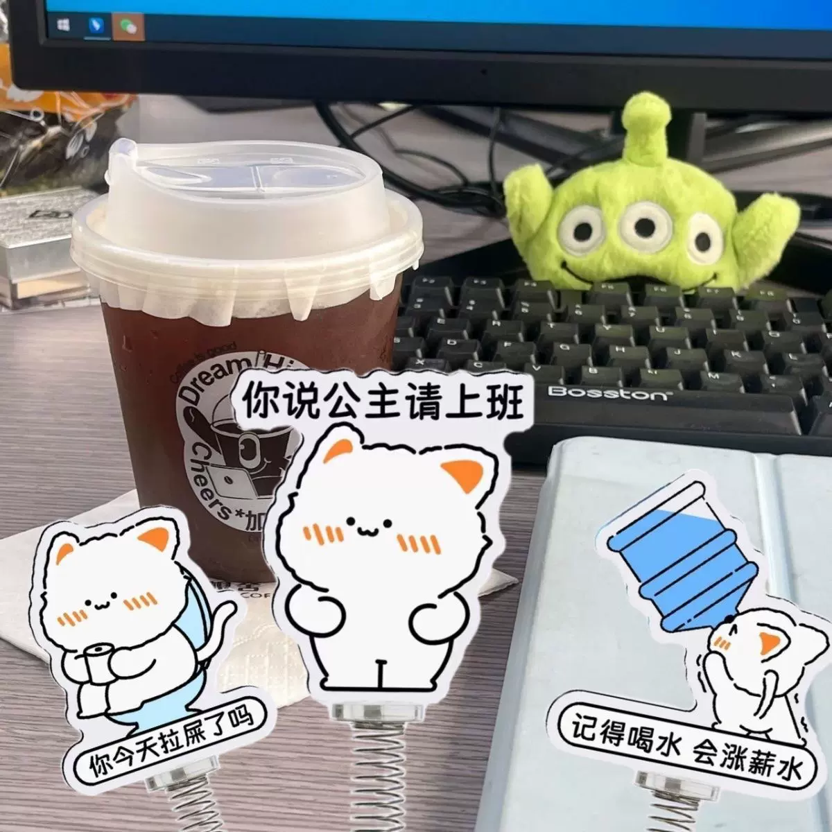 打工人猫猫表情包亚克力桌面弹簧摇摇乐车载摆件礼物立牌卡通迷你