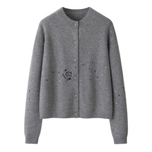 12针平纹纯山羊绒手工刺绣针织开衫女圆领包扣落肩袖宽松中厚毛衣