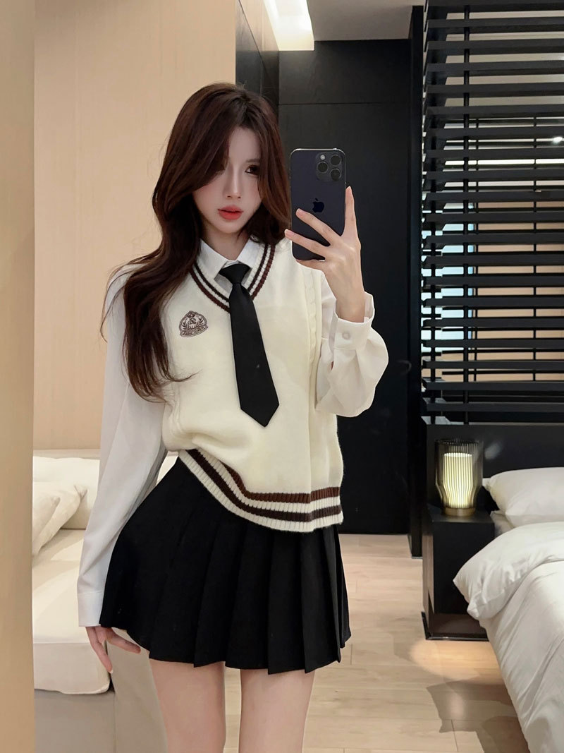 Autumn Korean Preppy Style Suit for Women, Fashionable Age-Reducing Jk Uniform Vest, Long-Sleeved Shirt, Pleated Skirt Three-Piece Set