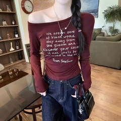 斜めの肩の一字の襟の長袖のtシャツの底のシャツの女性の早秋の新型のアルファベットのプリントは腰のしわの中で上着を掛けます。