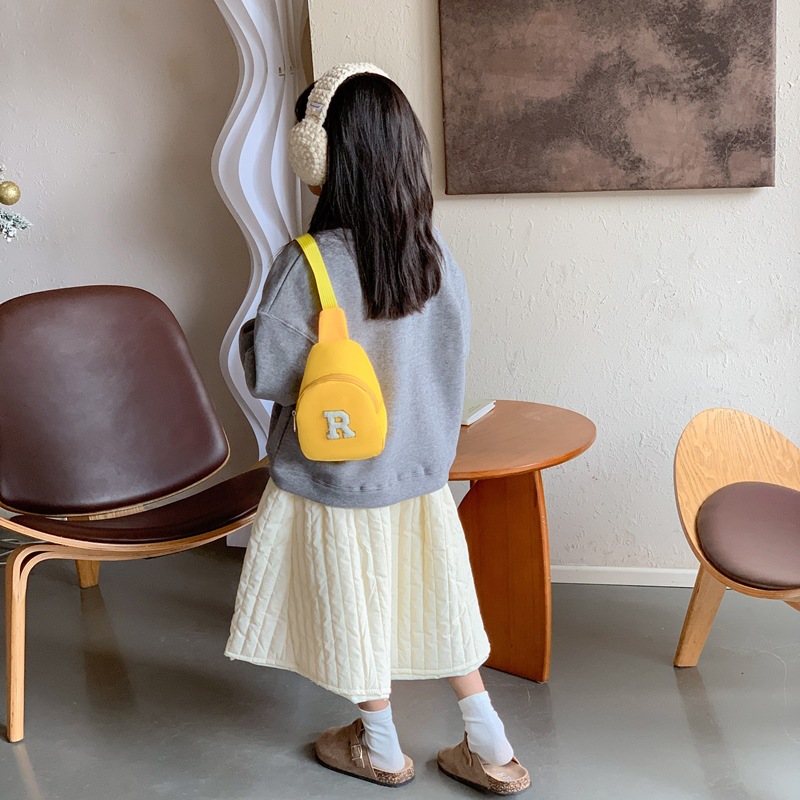 letras coreanas de estilo extranjero para niños y niñas bolsas de pecho deportivas casuales para bebés 2026 nuevas bolsas para niños de color sólido