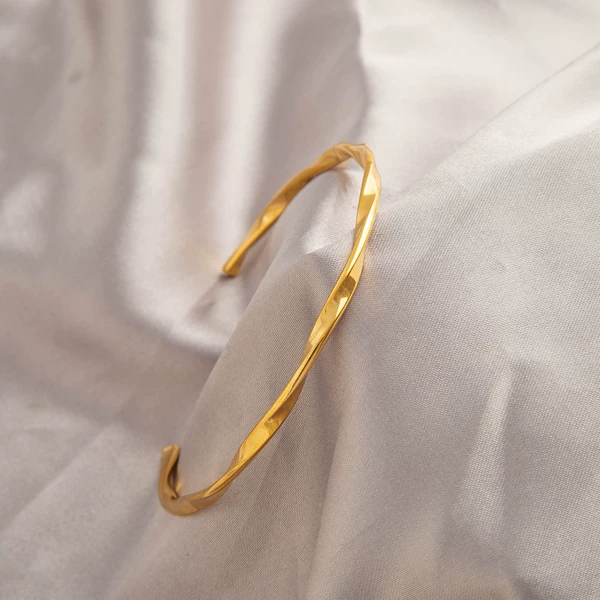 Golden bracelet with pigtail