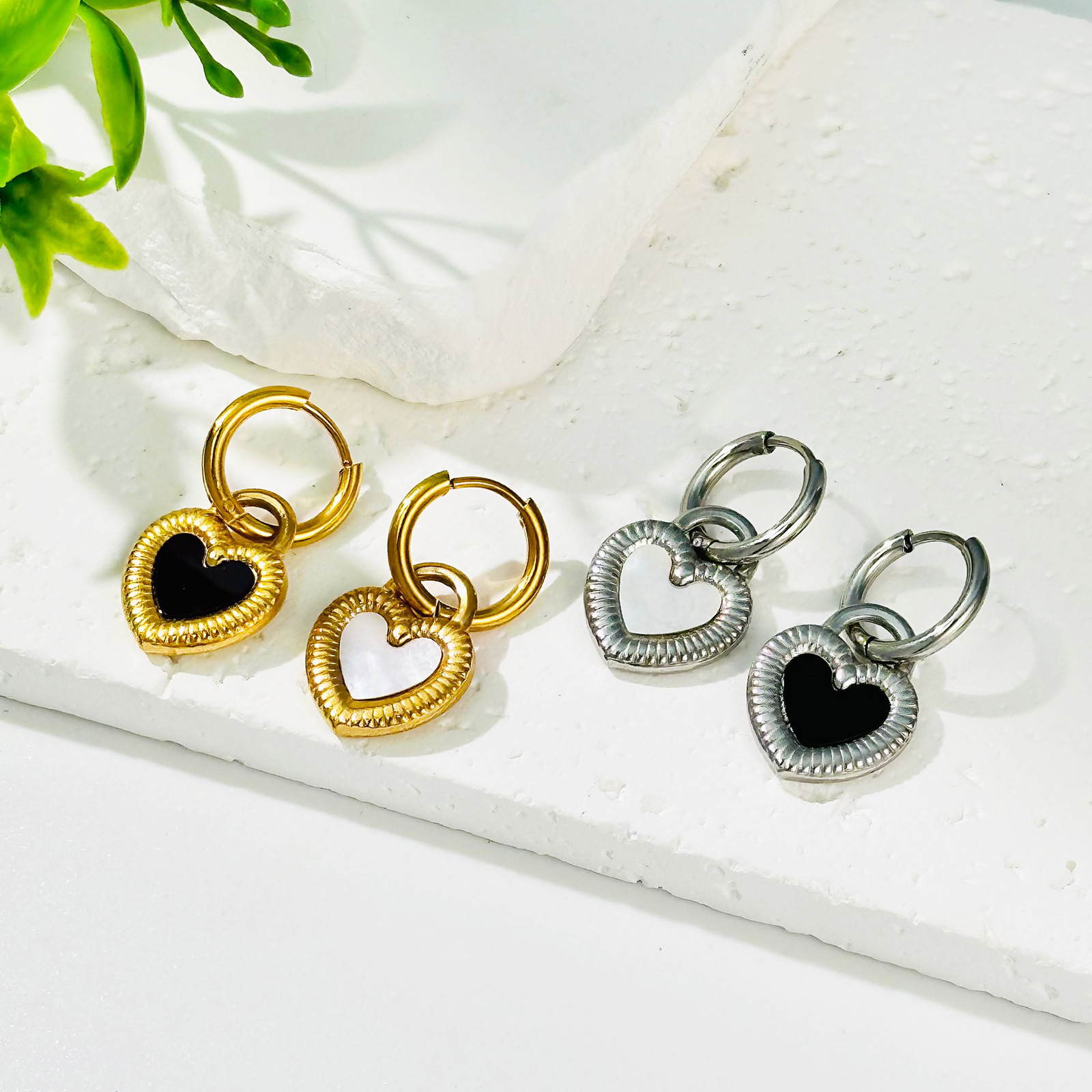 Amor negro y blanco oro moda personalidad de acero de titanio orejetas de lujo ligero para mujeres atmósfera popular pendientes de lujo ligero joyas