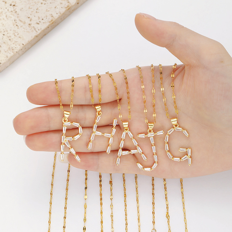 Venta caliente transfronteriza nuevo estilo de cobre con incrustaciones de circón 26 letras inglesas collar colgante T cuadrado de bambú letra cadena de clavícula femenina