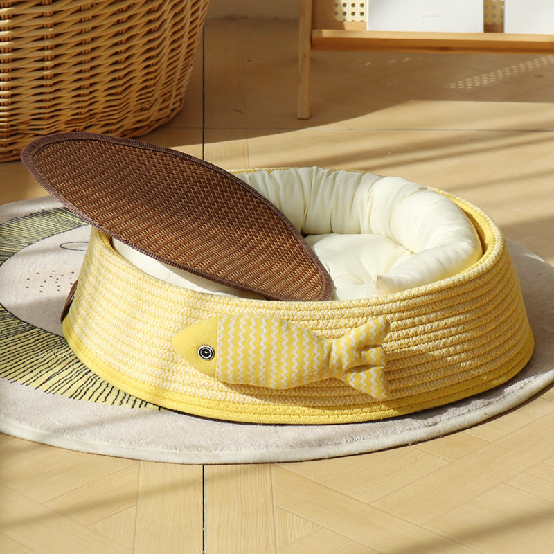 접힌 골판지 노란색 + 작은 물고기 + 흰색 면 패드 + 흰색 베개 + 매트