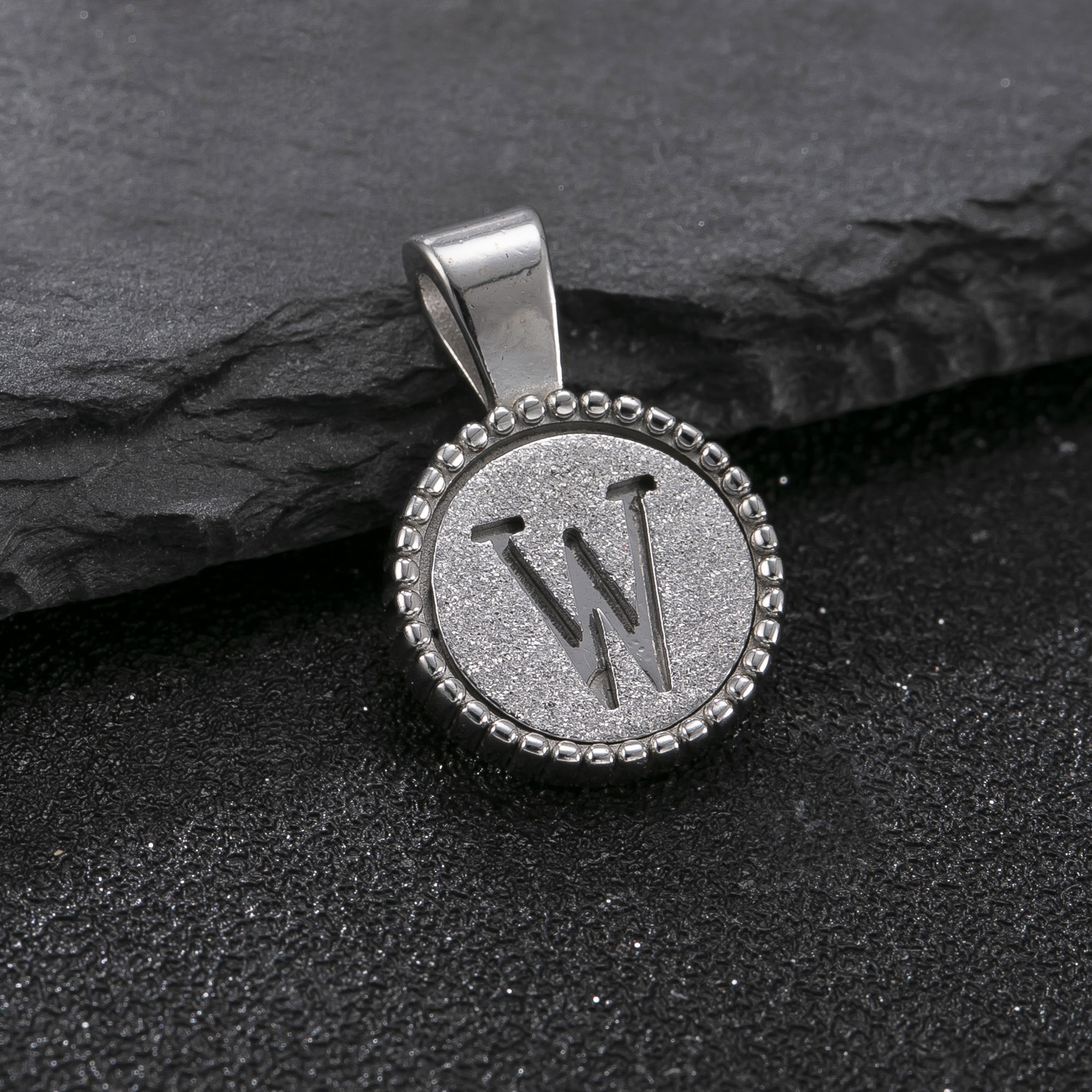 Colgante único Joyas de acero de titanio transfronterizas Marca redonda 26 letras inglesas Accesorios para collares Moda Joyería de acero inoxidable salvaje