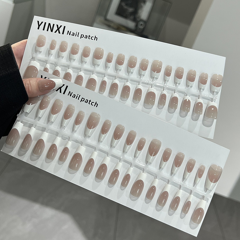 プレハブのグラデーションの白いフランスの逸品はネイルのins風を着ます。|undefined