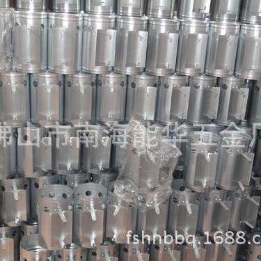 Los fabricantes producen un gran número de herramientas de barbacoa multifuncionales serie de pintura en aerosol de alta temperatura barril de carbón herramientas de barbacoa encendedor