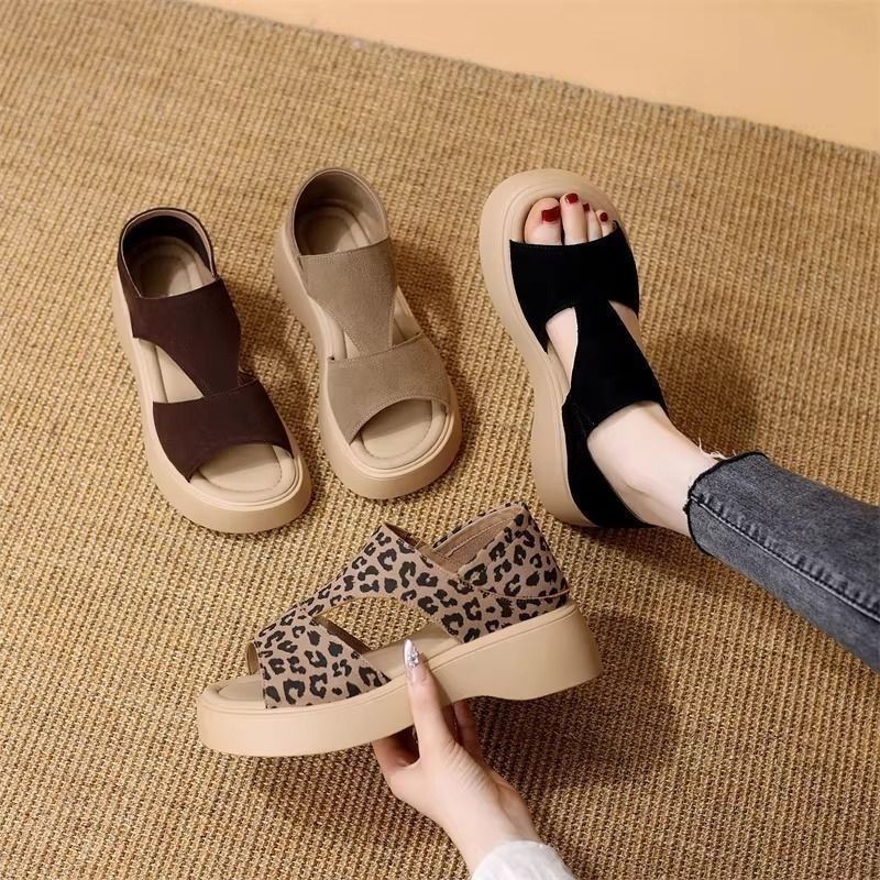 Moda retro bolsas de tacones gruesas sandalias para mujeres 2025, verano para usar un nuevo estilo de alta calidad estampado de leopardo dos zapatos de playa para mujeres