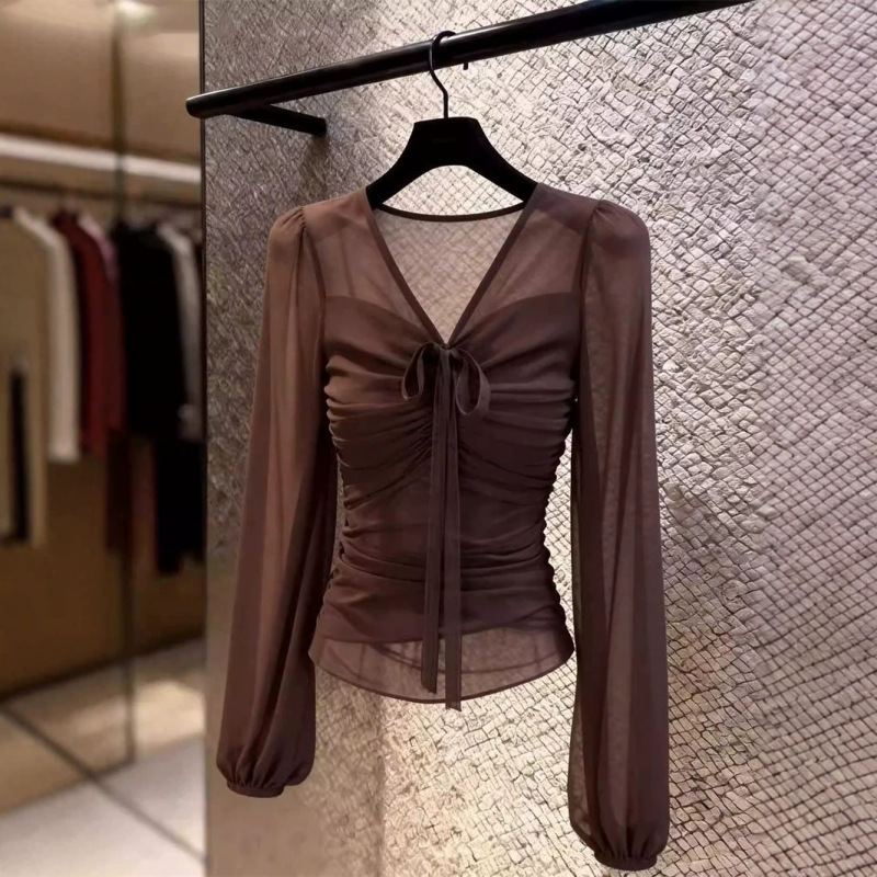 French-style elegant coffee-colored high-end V-neck shirt for women, summer slim-fit, pure and desirable, waist-cinching sheer t-shirt top French-style elegant coffee-colored high-end V-neck shirt for women, summer slim-fit, pure and desirable, waist-cinching sheer t-shirt top