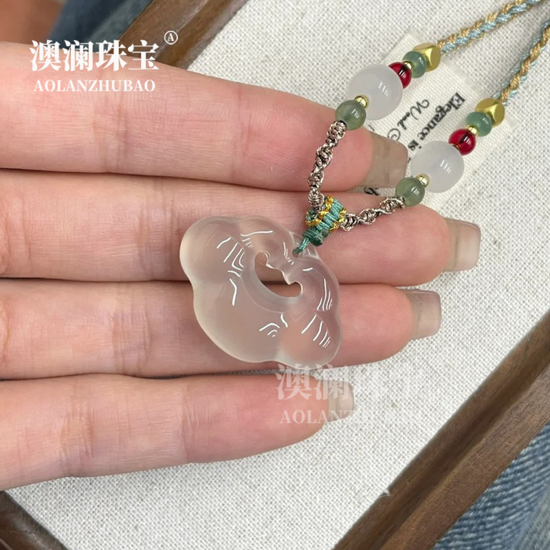 ナチュラルホワイトムーンライト瑪瑙祥雲ロック安全ロックペンダントハイアイスカルセドニールイロックネックレスペンダント鎖骨チェーン|undefined