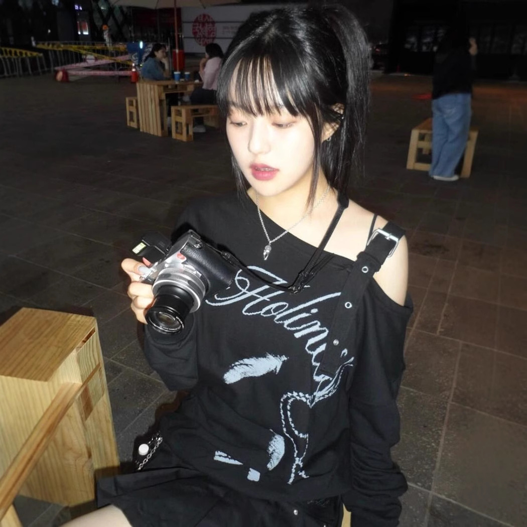 in stock South Korea Niche Designer Trendy Brand 25 Spring Sweet Cool Spice Girl Printed Asymmetrical off-the-shoulder Sweat Women's Top