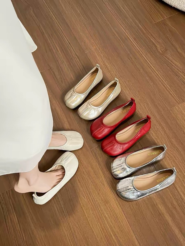 Super Soft Sheepskin Flat Faux Split-Toe Pig's Hoof Shoes for Women, Shallow Mouth, Hidden Height Increase, Slip-On Red Ballet Shoes