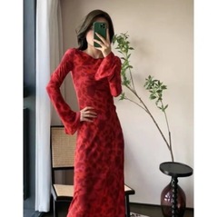 高級感があり、見た目も良く、気質も良い、レッドベルベットドレスを内側に合わせたフレンチスタイルの秋冬用ロングスカートです。