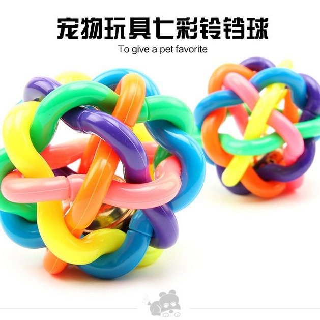 Una venta al por mayor mascota colorida campana bola tejida pelota de goma resistente a mordeduras de perro gato juguete Bola de juguete en stock