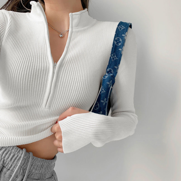 Knitted sweater with zipper