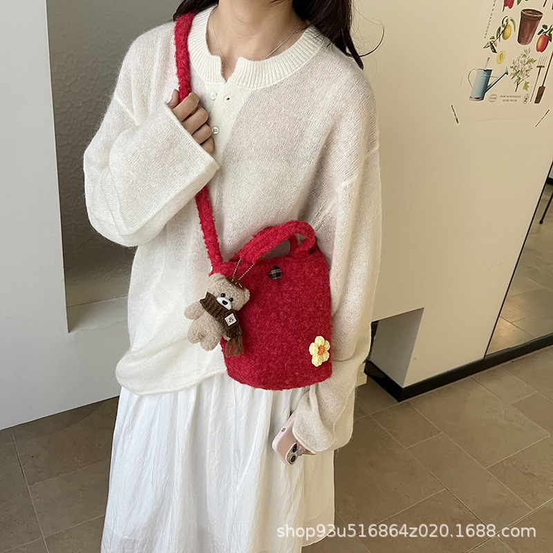 Cute bear pendant handbag for girls, 2026 new autumn/winter collection, a stylish and unique shoulder bag with a sweet and charming design